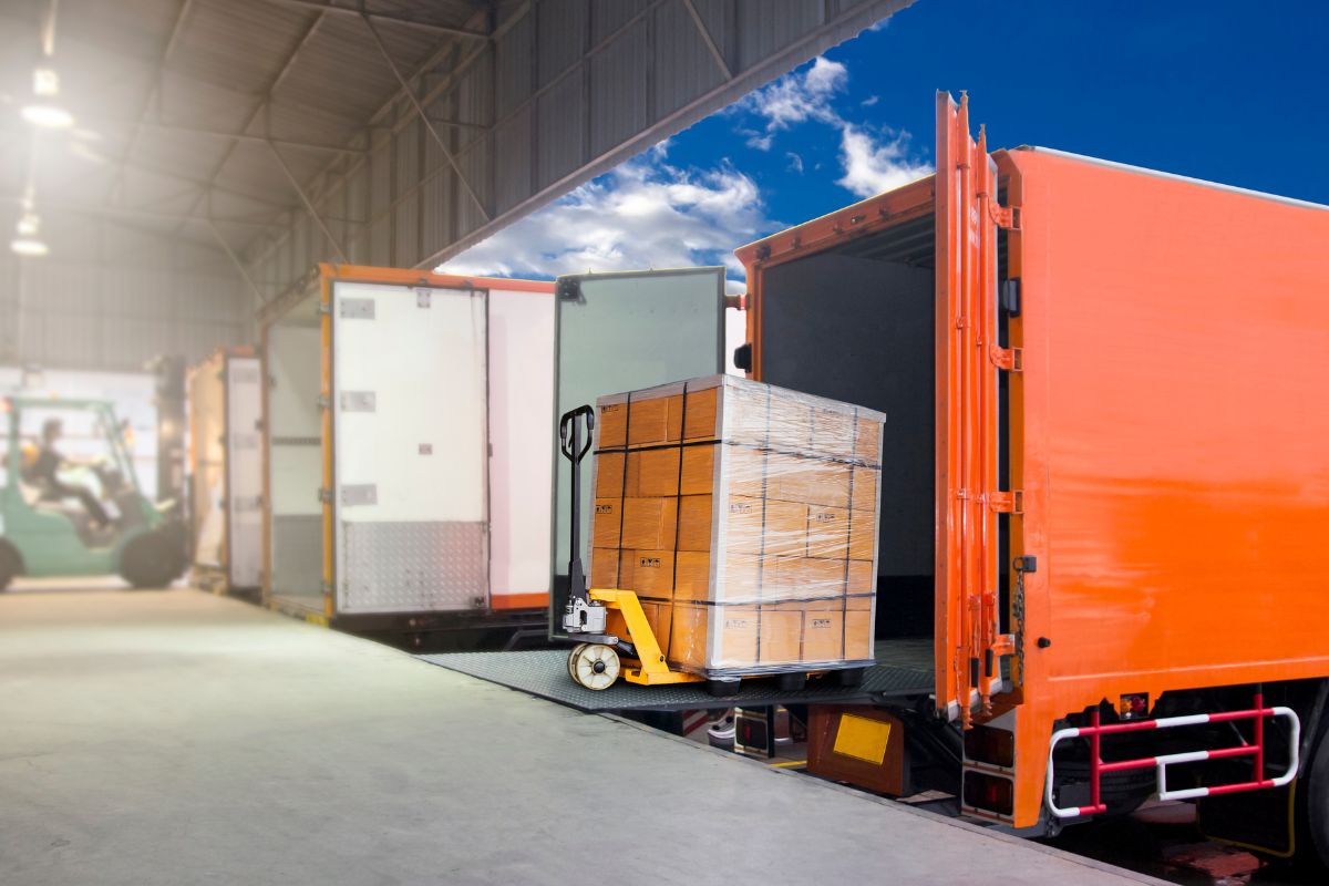 Dịch vụ gửi hàng đi Malaysia trọn gói giá tốt, uy tín từ VietPhil Express