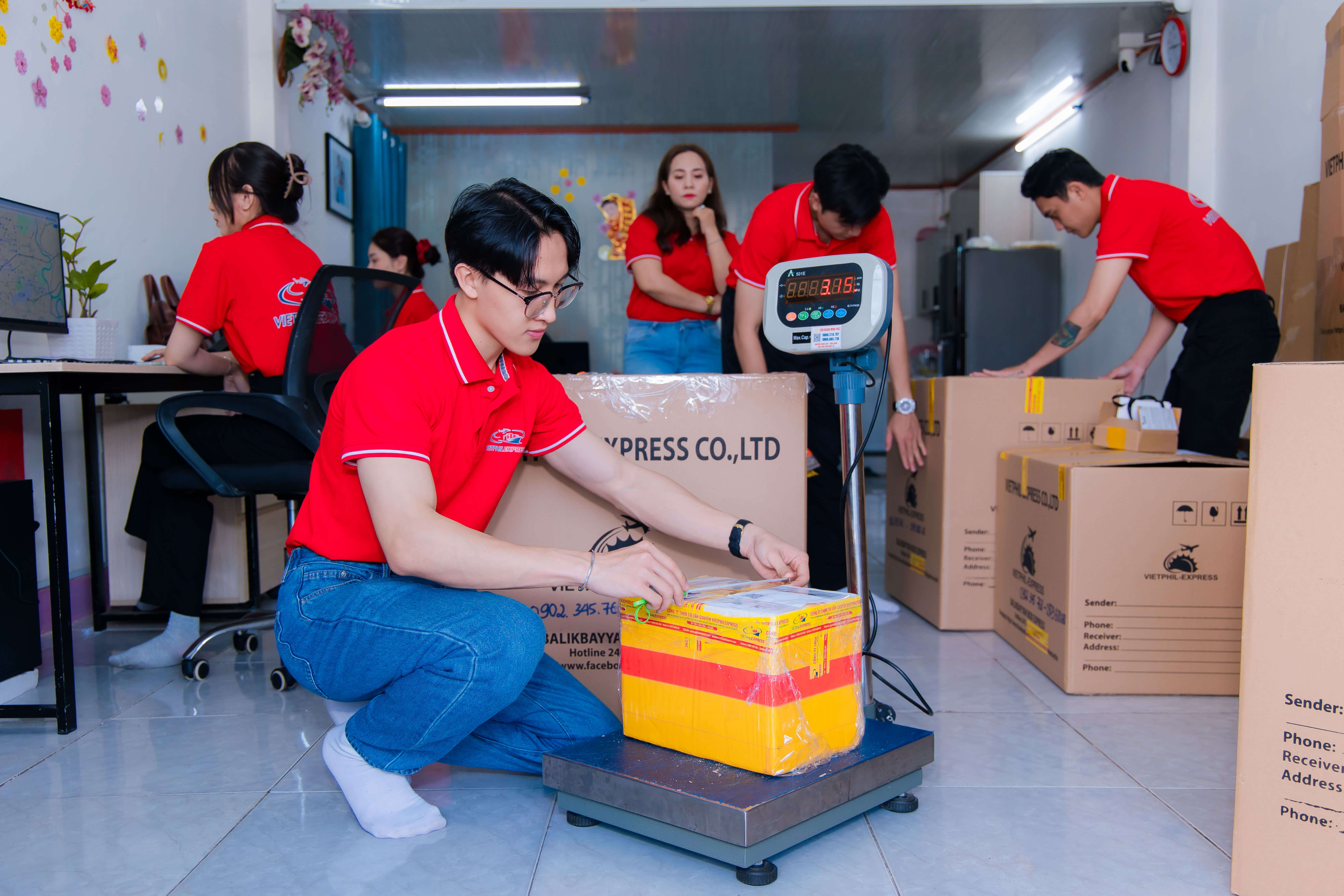 ĐÓNG GÓI HÀNG BAY RA CẢNG